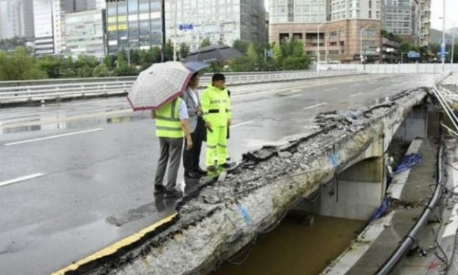 성남시는  구조안전진단 결과가 적합한 것으로 확인되면 분당경찰서와 협의하여 차로 개방 여부를 결정할 예정이다. 사진은 보도부 붕괴 현장. 연합뉴스