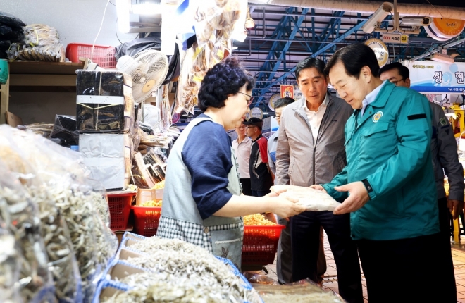 김기문(오른쪽) 중소기업중앙회장이 31일 방문한 인천종합어시장에서 수산업계의 애로를 듣고 있다. 중기중앙회 제공