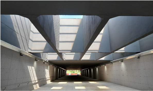 리모델링을 마치고 9월 1일 개통하는 송파구 풍납 한강나들목에 새로 만들어진 채광시설을 통해 통로에 자연광이 들어오고 있다. 서울시 제공