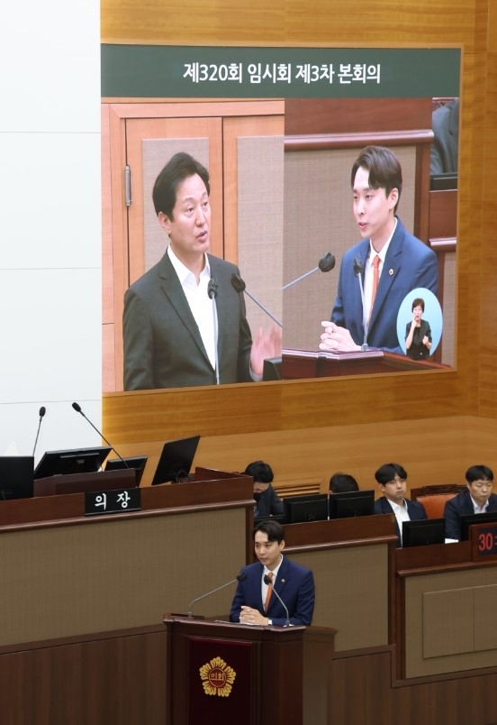 지난 30일 제320회 서울시의회 임시회 제3차 본회의에서 오세훈 서울시장을 상대로 한 시정질문을 하는 정지웅 의원