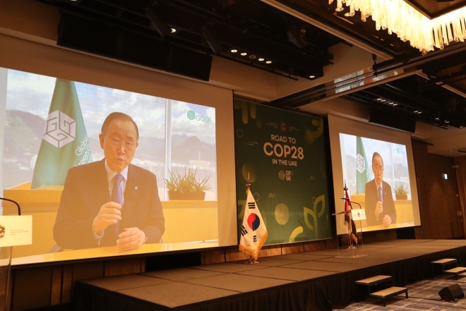 글로벌녹색성장연구소(GGGI) 이사장을 맡고 있는 반기문 전 유엔 사무총장이  31일 주한UAE 대사관 주최로 열린 COP28 리셉션에서 영상 축사를 하고 있다.