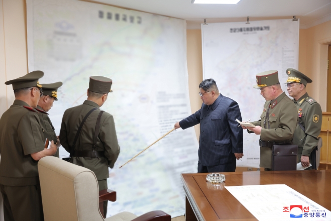 북, ‘남한점령’ 전군지휘훈련 실시…김정은, 지휘소 방문