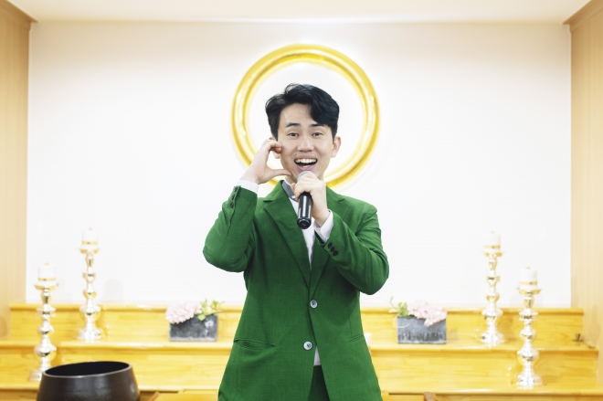 지난 28일 김성곤 교무가 서울 양천구 원불교 목동교당 설교석에서 ‘사랑의 소화제’를 부르고 있다.