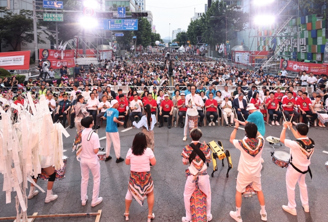 많은 사람이 몰린 가운데 중앙로에서 공연이 펼쳐지고 있다.  대전시 제공