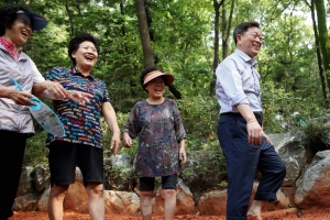 ‘도심 속 황톳길 걸으며 몸도 마음도 힐링’… 광명시, 현충공원 등 7곳 맨발 황톳길 조성