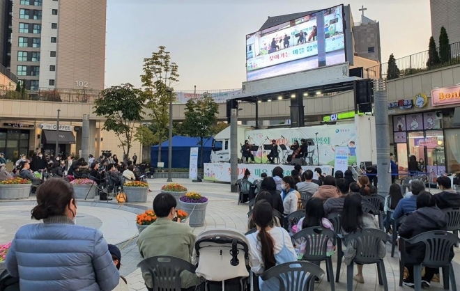 지난해 열린 서울 영등포구 2022 찾아가는 작은 음악회에서 주민들이 현악4중주단의 공연을 관람하고 있다. 영등포구 제공