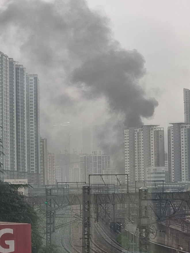 1일 오후 부산 동구 한 목욕탕에서 불이 난 모습.  독자 제공·연합뉴스