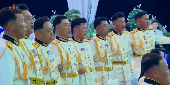 해군 병사들이 김 위원장을 향해 노래를 부르며 매우 즐거워하고 있다. 비즈니스 인사이더는 세레나데를 불렀다고 전했다.