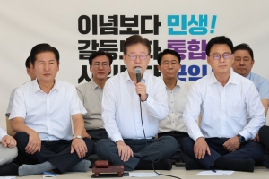 문재인, 이재명에 격려 전화…“尹 정부 폭주가 너무 심해”