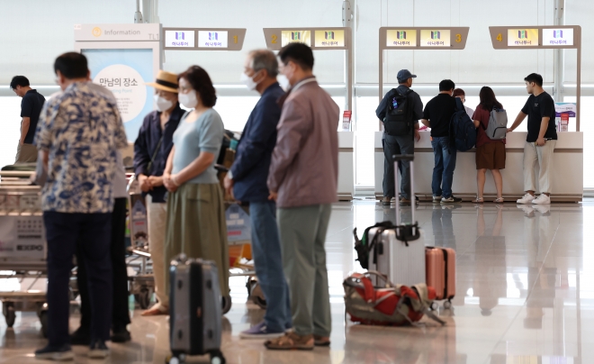 사진은 28일 인천국제공항 여행사 카운터에서 여행객들이 상담을 받는 모습. 2023.8.28 뉴스1