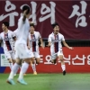 세 차례 시도 끝에 하늘로 솟구친 페널티킥…갈 길 바쁜 대전 잡은 수원FC