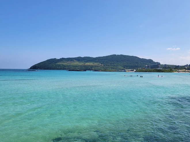 산호빛 바다 동쪽 함덕 해변에서 바라본 서우봉 일대의 모습. 제주 강동삼 기자