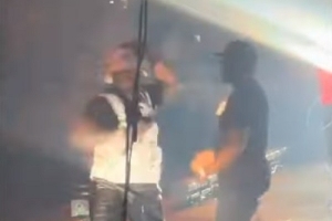 유명 래퍼 공연 중 마이크 던져…관객 ‘피 범벅’