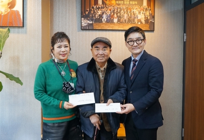 이자연(왼쪽) 대한가수협회장과 추가열(오른쪽) 한국음악저작권협회장이 원로가수 명국환(가운데)에게 기부금을 전달하고 있다. 2022.12.29 대한가수협회 제공