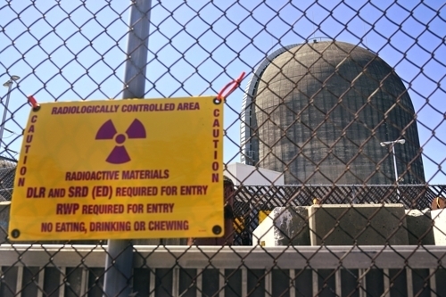 미국 뉴욕주 웨스트체스터카운티 북부 뷰캐넌에 있는 인디언 포인트 원전에 방사성 물질 경고 문구가 붙어있다. 2021.1.26 AP=연합뉴스