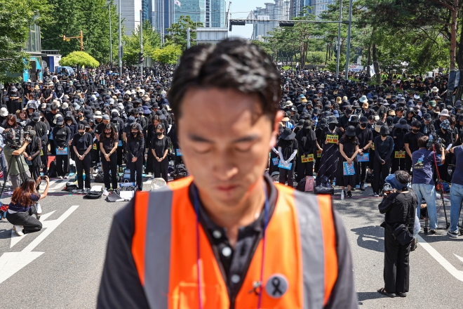 교사들이 2일 오후 서울 영등포구 국회대로에서 열린 ‘50만 교원 총궐기 추모 집회’에서 묵념하고 있다. 2023.9.2 연합뉴스