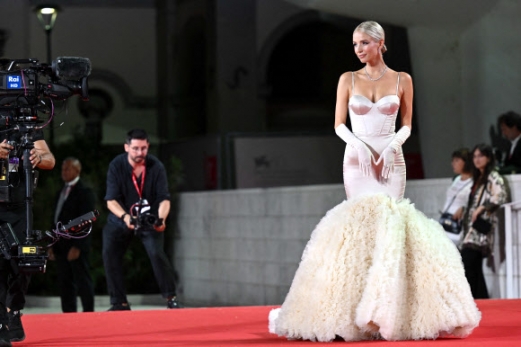 Leonie Hanne poses on the red carpet of the movie “Finalmente l‘alba”  presented in competion at the 80th Venice Film Festivalon September 1, 2023 at Venice Lido. AFP 연합뉴스