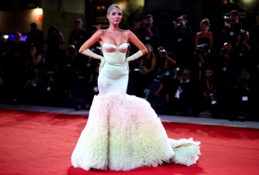 The 80th Venice Film Festival - Premiere for the film “Finally Dawn” in competition - Red Carpet - Venice, Italy, September 1, 2023 - Leonie Hanne poses. REUTERS 연합뉴스