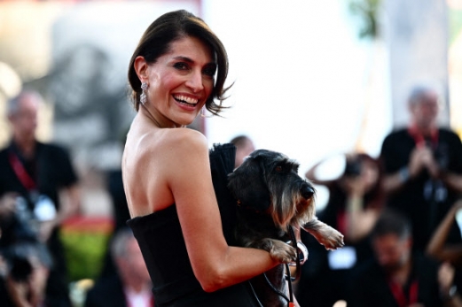 Italian actress Caterina Murino poses with a dog on the red carpet of the movie “Poor Things”  presented in competion at the 80th Venice Film Festivalon September 1, 2023 at Venice Lido. AFP 연합뉴스