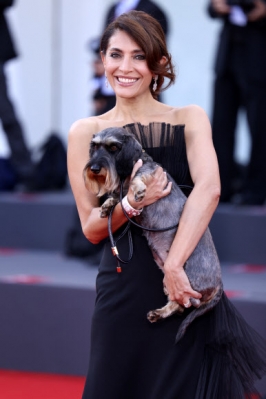 Caterina Murino poses for photographers with a dog upon arrival for the premiere of the film ‘Poor Things’ during the 80th edition of the Venice Film Festival in Venice, Italy, on Friday, Sept. 1, 2023. AP 뉴시스