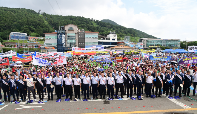 ‘우주항공청 설치 범도민 추진위원회’가 3일 경남 사천시 삼천포대교공원에서 ‘우주항공청 특별법 통과 촉구를 위한 범도민 궐기대회’를 열며 구호를 외치고 있다. 경남도 제공