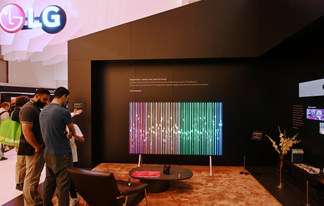 지난 1일(현지시간) 독일 베를린에서 열린 ‘IFA 2023’에서 관람객들이 LG전자의 ‘선 없는 TV’ 제품 ‘LG 시그니처 올레드 M’을 들여다보고 있다. LG전자 제공
