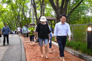 황톳길에 황토족탕까지… 맨발이 행복한 안산[현장 행정]