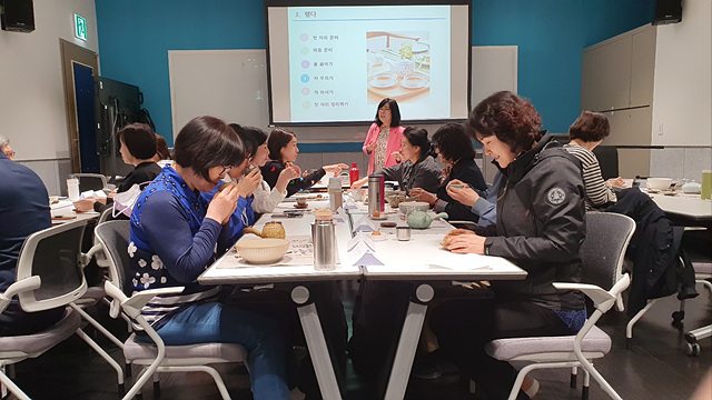 서울 동대문 구민들이 동대문구 평생학습관에서 다도교실 수업을 듣고 있다. 동대문구 제공