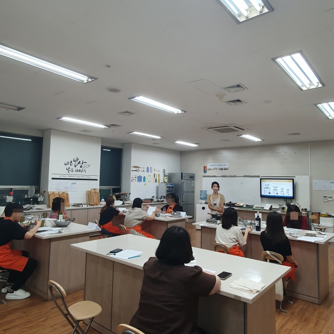 서울 도봉구가 진행한 ‘청춘 포레스트’ 1기 참가자들이 요리법을 배우고 있다. 도봉구 제공