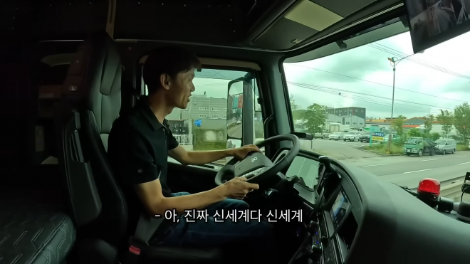 화물차 기사 유병조씨가 새로운 화물차를 운전하고 있다. 유튜버 ‘권마키’ 캡처