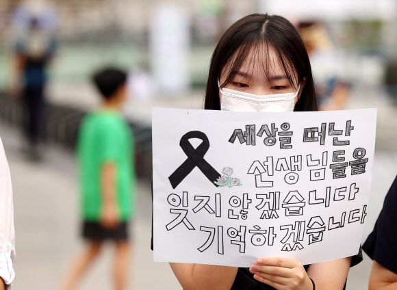 서울 서이초에서 숨진 교사의 49재일인 4일 오전 서울 광화문광장 이순신 장군 동상 앞에서 열린 ‘공교육 멈춤의 날’ 지지 기자회견에서 한 학생이 발언하고 있다. 2023.9.4 연합뉴스