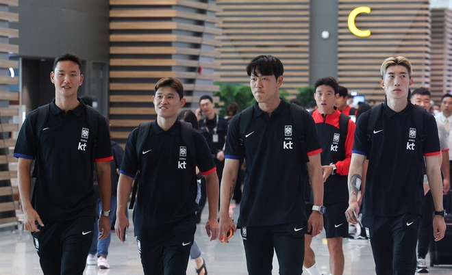 영국으로 출국하는 축구 국가대표팀 선수들. 뉴스1