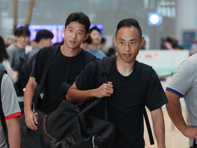 한국 축구 국가대표팀 안현범(왼쪽), 문선민이 4일 오전 인천국제공항 2터미널을 통해 영국으로 출국하고 있다. 2023.9.4 뉴스1