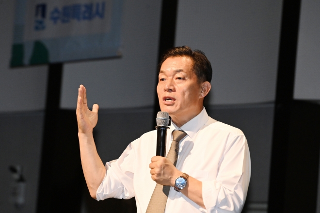 이재준 수원시장이 탄소중립 비전을 선포하고 있다. 수원시 제공