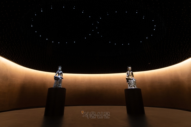 국립중앙박물관 ‘사유의 방’은 천장에 원형으로 달린 조명들이 반가사유상을 향해 있는 것을 볼 수 있다.