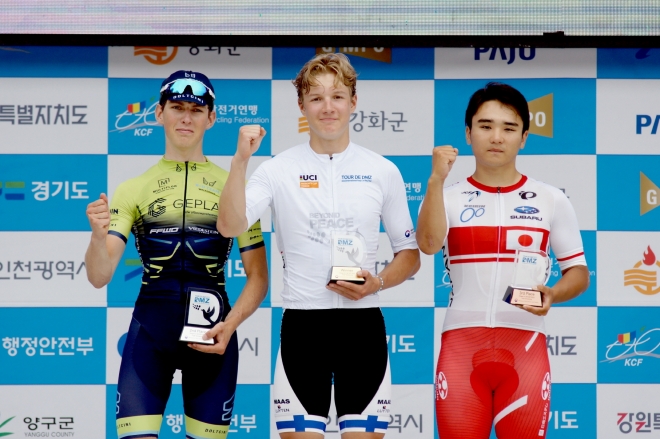 뚜르 드 디엠지 2023 국제 청소년 도로사이클 대회 4일차 경기에서 입상한 선수들. 왼쪽부터 2위 벤더 월프 톰, 1위 나콜라스 그롤룬, 3위 사토 고료. 대한자전거 연맹 제공
