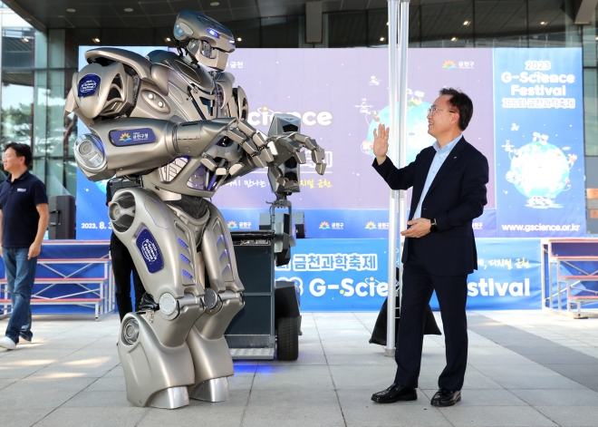 유성훈 서울 금천구청장이 지난 1일 금천과학축제에서 대형 로봇 타이탄 공연을 관람하고 있다. 금천구 제공
