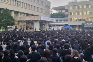 “학부모와 교사들, 적이 안 되길 바랍니다”… 유모차까지 끌고 나온 교사들의 외침