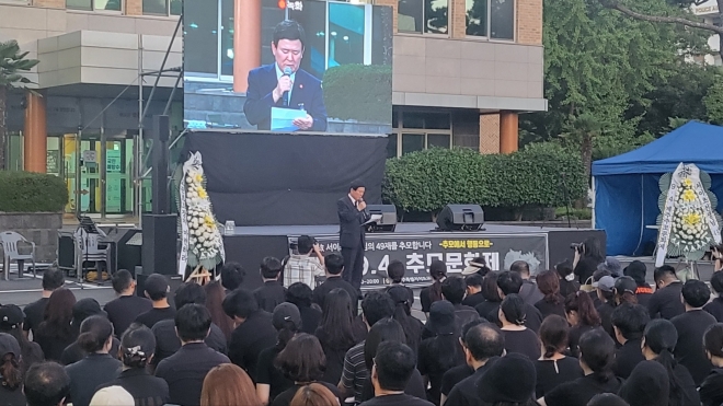 김광수 제주도교육감이 4일 공교육 멈춤의 날 추모 문화제를 지켜보다가 소개를 받고 추도사를 하고 있다. 제주 강동삼 기자