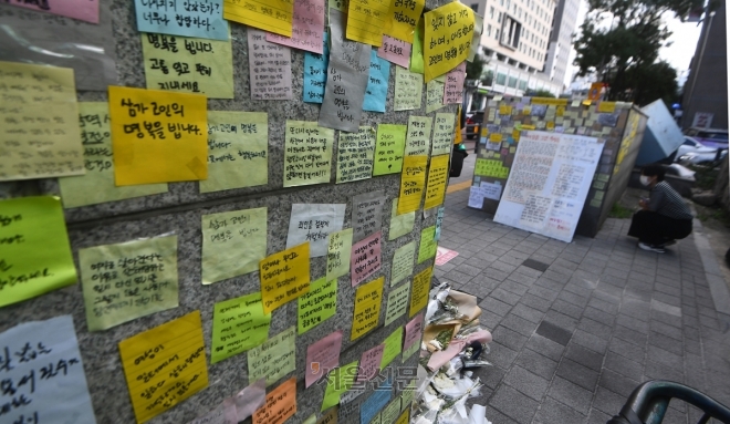 서울 중구 신당역 10번 출구에 마련된 ‘신당역 스토킹 살해 사건’ 희생자 추모 공간에 지난해 9월 20일 시민들이 남긴 메시지. 2022. 9. 20 서울신문