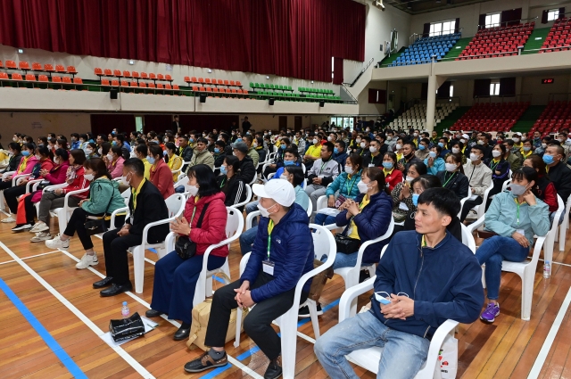 봉화군이 지난 4월 올해 첫 입국한 베트남 외국인 계절근로자들을 위해 환영행사를 열어주고 있다. 봉화군 제공