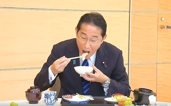 지난달 30일 기시다 후미오 일본 총리는 도쿄 총리 관저에서 일본 정부 관리들과 함께 후쿠시마산 수산물과 농산물 등을 먹었다. 기시다 총리 페이스북 영상 캡처