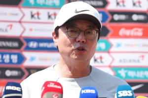 황선홍 감독 “이강인 회복 속도 빨라”…화려함보다 실리 축구로 3연패 도전