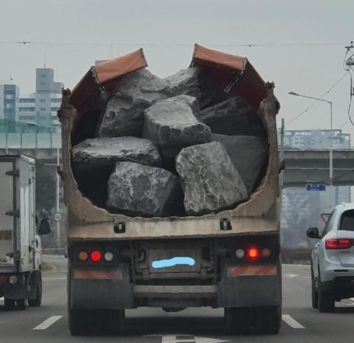 적재함 문짝 떼어진 채로 대형바위 운송한 덤프트럭. 보배드림