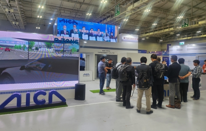 지난달 30일부터 3일간 광주 김대중컨벤션센터에서 열린 국제 인공지능 전시회 ‘AI TECH+ 2023’에서 관람객들이 AI사업단 홍보관을 둘러보고 있다. AI사업단 제공.