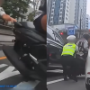 번호판 없는 오토바이, 단속 경찰 매달고 달아나다 결국