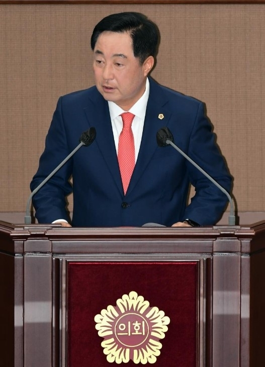 지난 4일 제320회 임시회 주택공간위원회 서울주택도시공사 업무보고에서 김헌동 SH공사 사장에게 질의하는 박석 의원