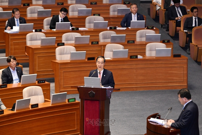 한덕수 국무총리가 국회 대정부질문 첫날인 5일 정치 분야에서 설훈 더불어민주당 의원의 질의에 답변하고 있다. 국무위원석에서 김영호(왼쪽부터) 통일부 장관, 한동훈 법무부 장관, 이상민 행정안전부 장관도 답변을 준비하고 있다. 안주영 전문기자