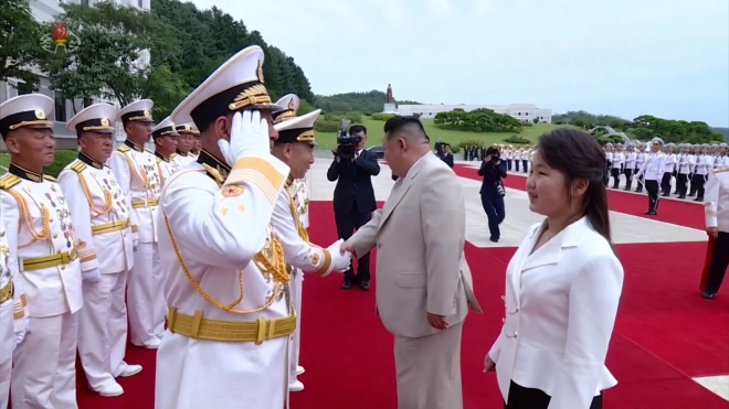 김정은 국무위원장의 딸 김주애(오른쪽). 연합뉴스