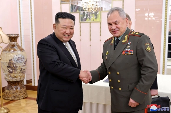 김정은 북한 국무위원장이 2023년 7월 정전협정 70주년 행사가 열린 평양에서 세르게이 쇼이구 러시아 국방장관과 악수를 나누고 있다. 연합뉴스